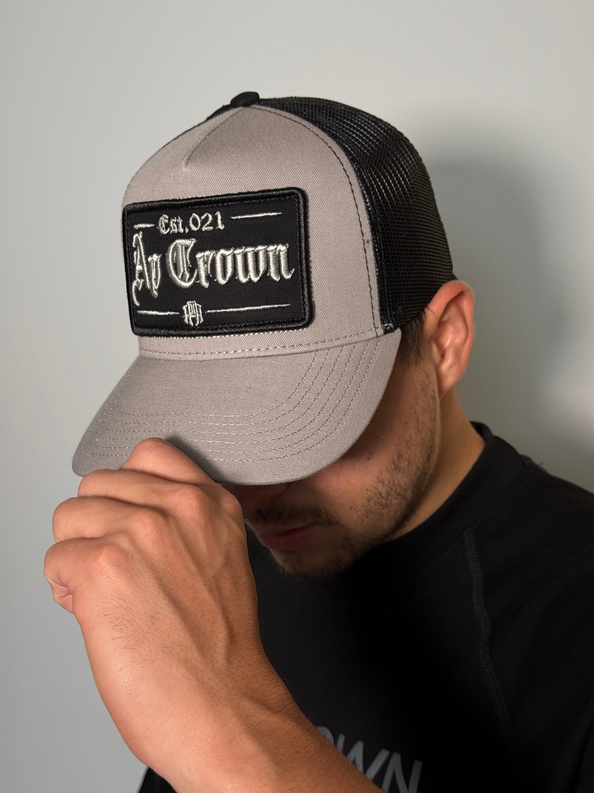 GORRA AP CROWN DELTA GRIS OSCURO